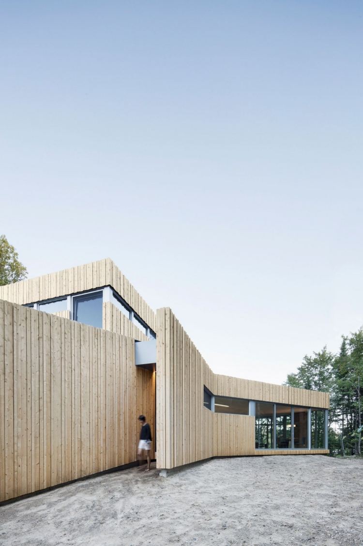 Minimalistiskt boende -natur-modernt-hus-bakgård-fasad-trä-skog