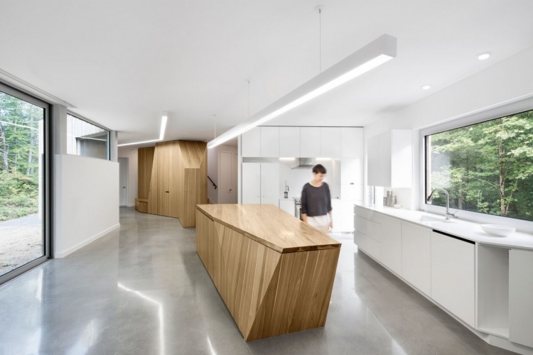 minimalistiskt-levande-modernt-kök-betong-golv-trä-kök-ö-reducerat