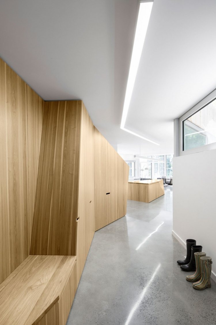 minimalistisk-levande-natur-modern-hus-hall-väggbeklädnad-trä-betong