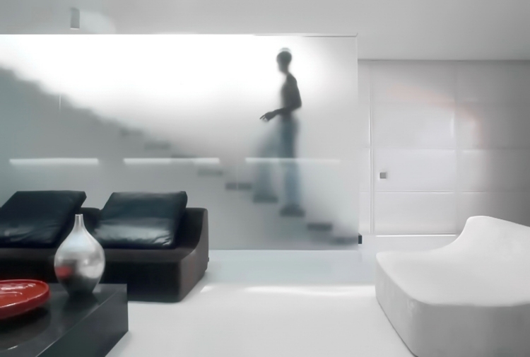 minimalistisk-levande-trappor-ogenomskinligt-glas-frostat glas-soffa-svart-vitt