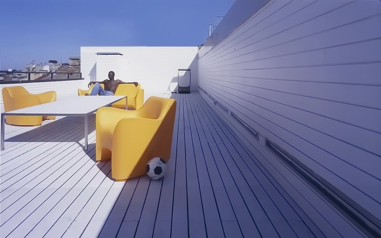 minimalistisk-levande-tak-terrass-takvåning-orange-fåtölj-utsida-utsikt-modern