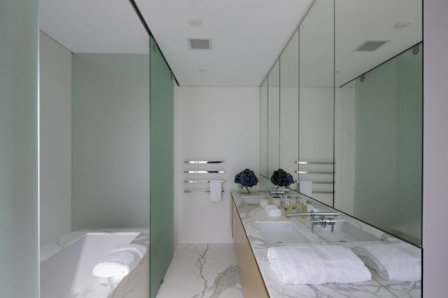 Badrum glas duschkabin badkar handfat marmor