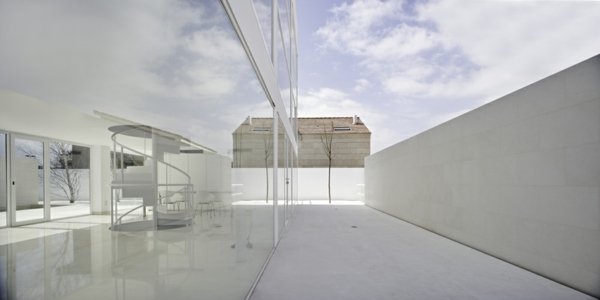 glasad-fasad-minimalistisk-arkitektur