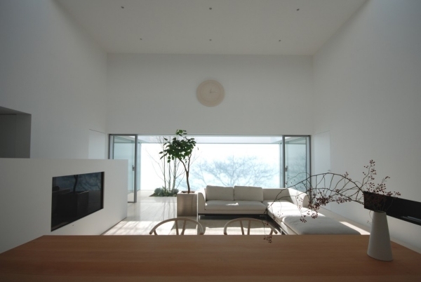 minimalistisk arkitektur med ett enkelt designat matbord
