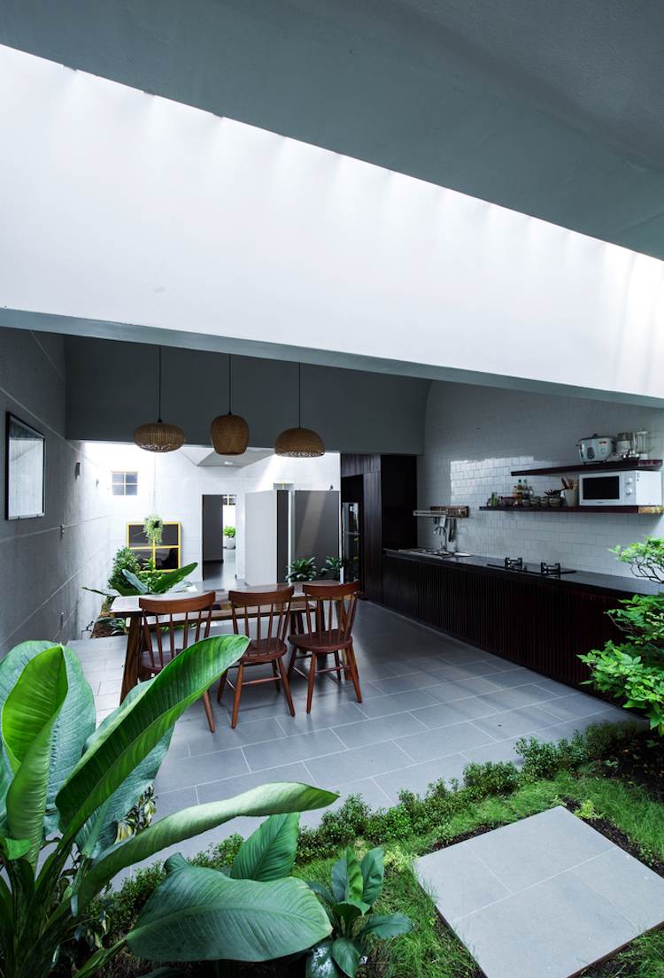 Minimalistisk arkitektur-interiör grön-kök-svart-matplats-takfönster