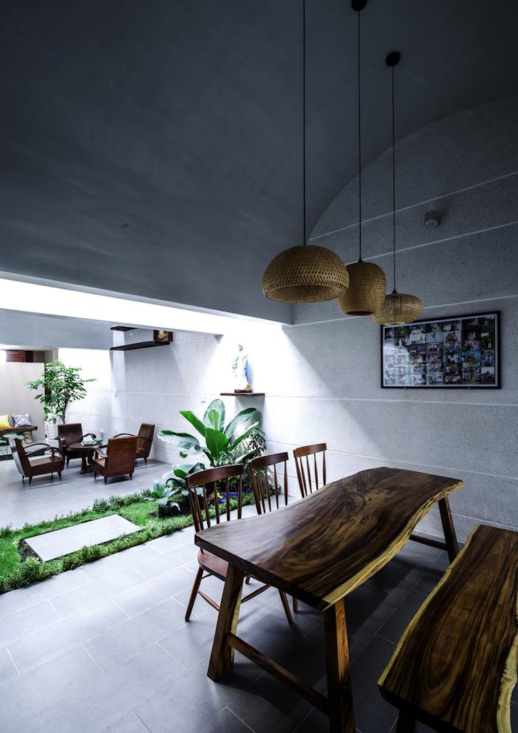 Minimalistisk arkitektur - interiörlandskapsarkitektur - matplats, naturligt träbord - massiva taklampor
