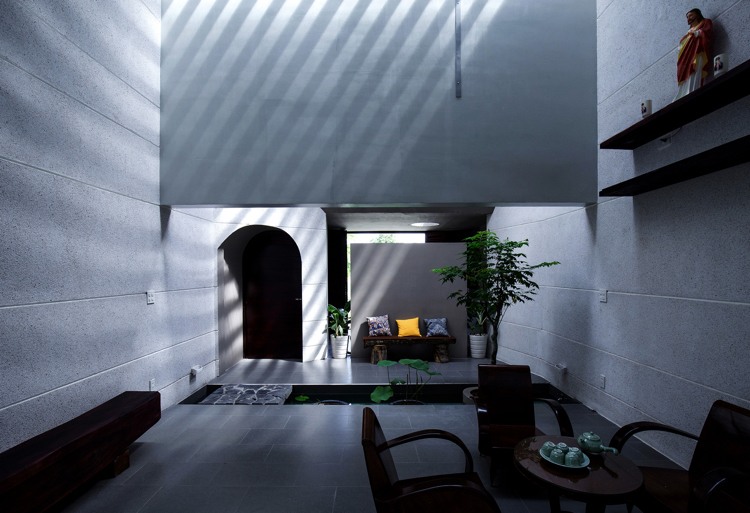 minimalistisk-arkitektur-interiör-landskapsarkitektur-vardagsrum-grå-dagsljus-ljus-flöde-puristisk