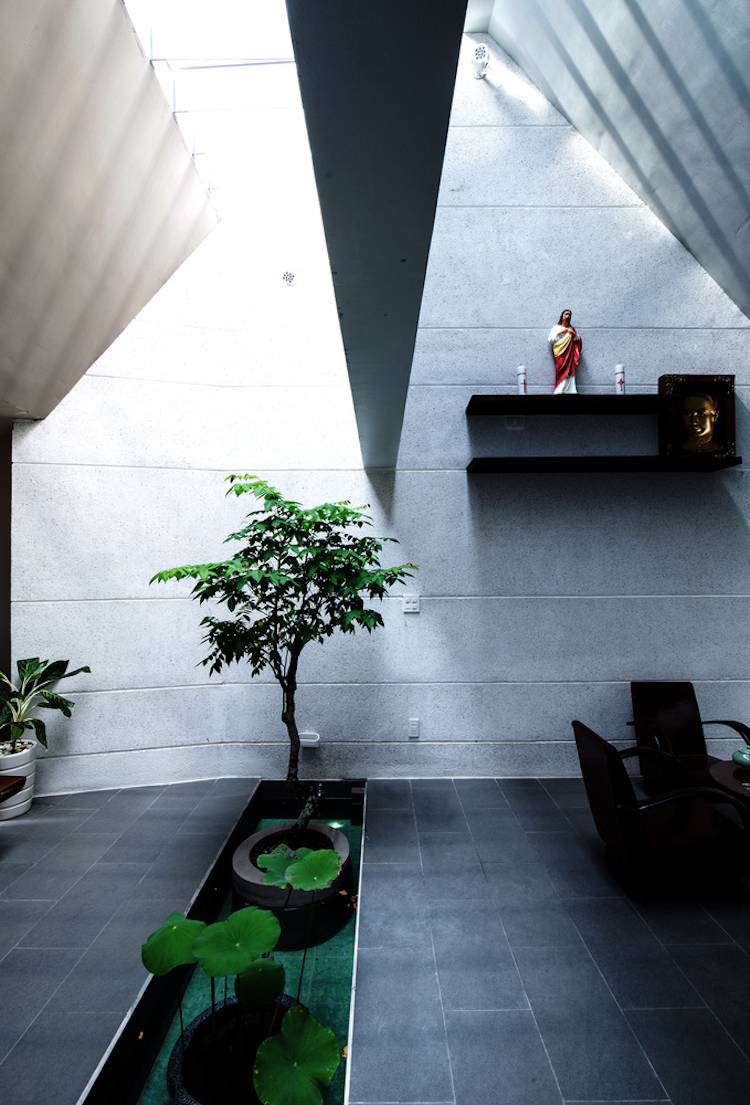 minimalistisk-arkitektur-interiör-landskapsarkitektur-mini-damm-interiör-grå-kakel