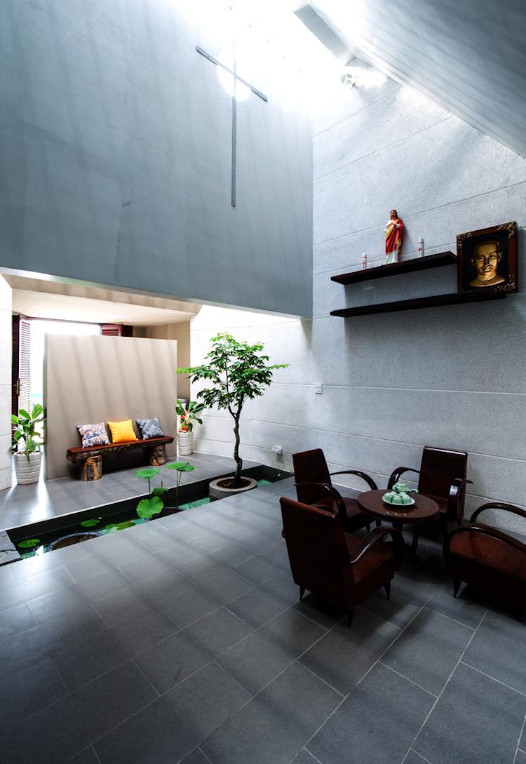 minimalistisk-arkitektur-interiör-landskapsarkitektur-vardagsrum-takfönster-dagsljus-damm