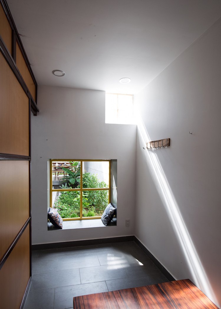 minimalistisk-arkitektur-inomhus grönning-fönsterbrädan-dagsljus-inomhus trädgård-rum