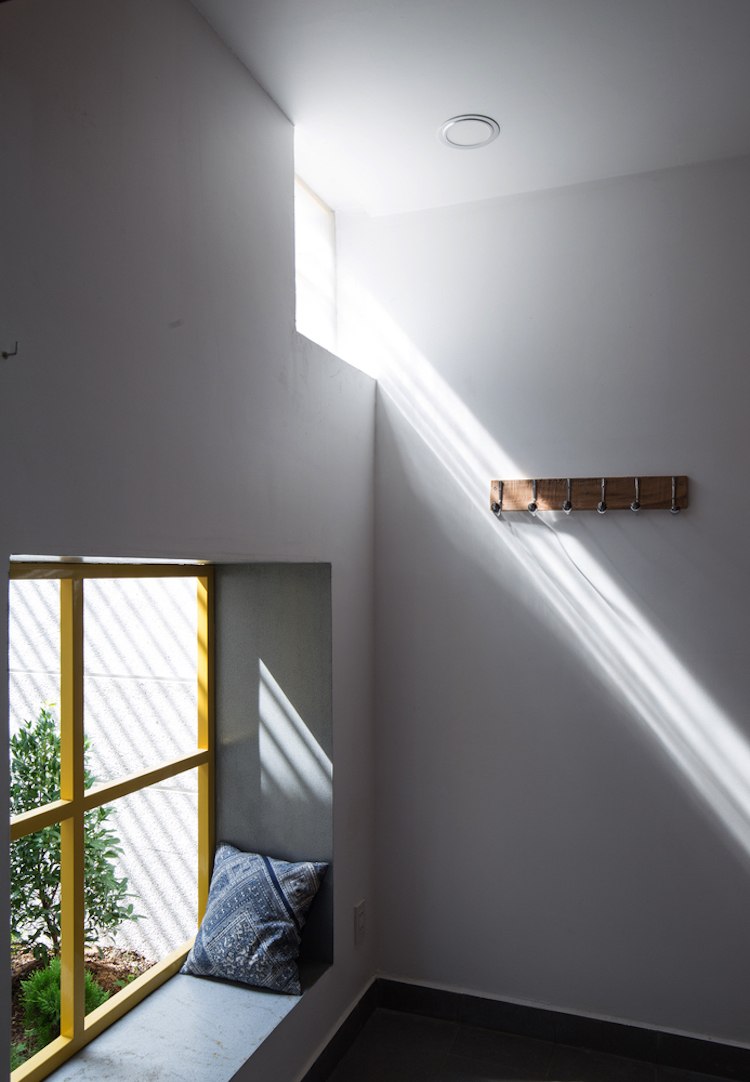 minimalistisk-arkitektur-interiör-landskapsarkitektur-fönsterbräda-vägg-pälsstativ. vintage-trä