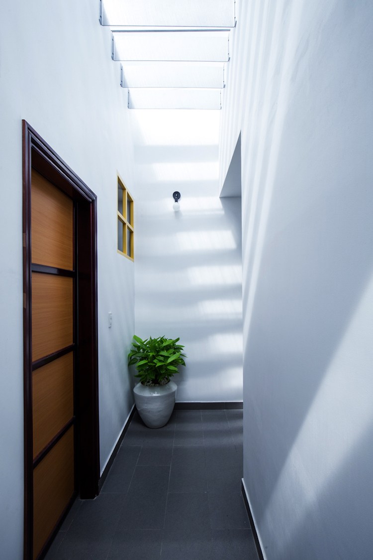 minimalistisk-arkitektur-interiör-landskapsarkitektur-korridor-golvbräda-grå-takfönster