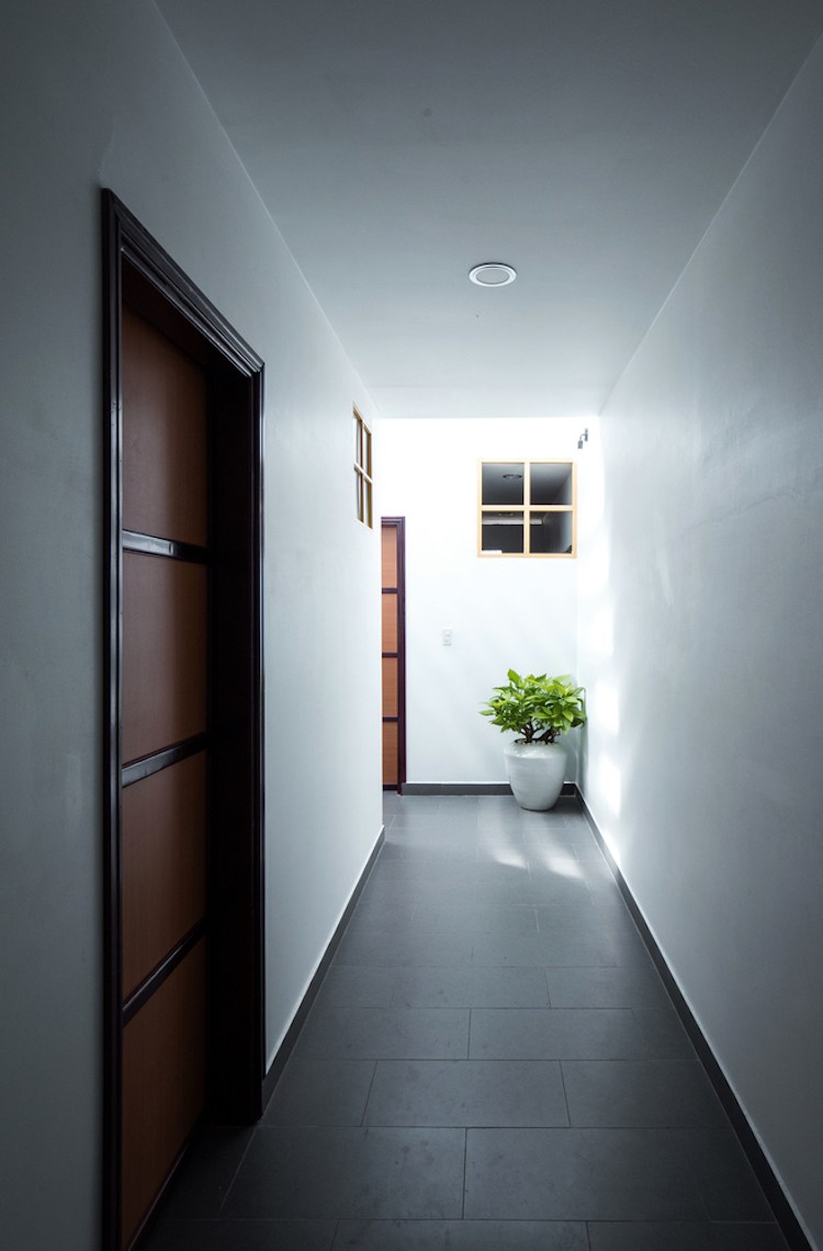 minimalistisk-arkitektur-interiör-landskapsarkitektur-korridor-grå-kakel-fönster