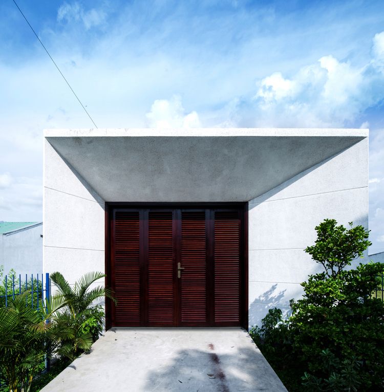 Minimalistisk arkitektur inomhus grönhus-betong-ytterdörr-trädgård