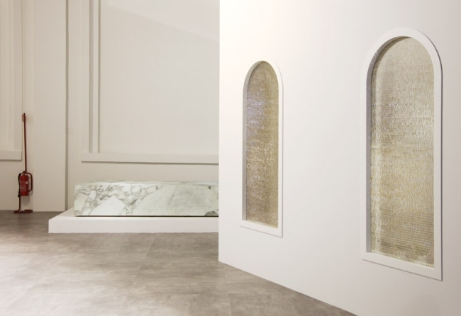 minimalistiska badrumsmöbler nendo marmorbänk