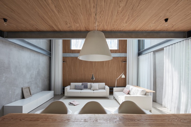 minimalistisk inredning betong trä vardagsrum vita möbler