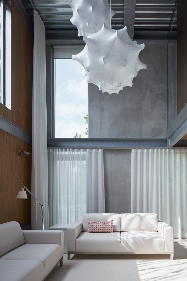 minimalistisk inre betong trä vit soffa design lampa