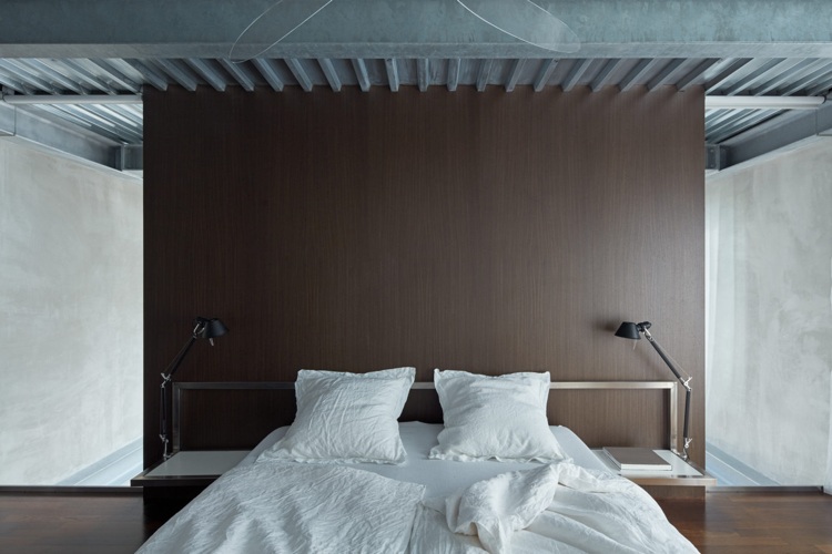 minimalistisk inredning betong trä sovrum taksäng sänggavel krom