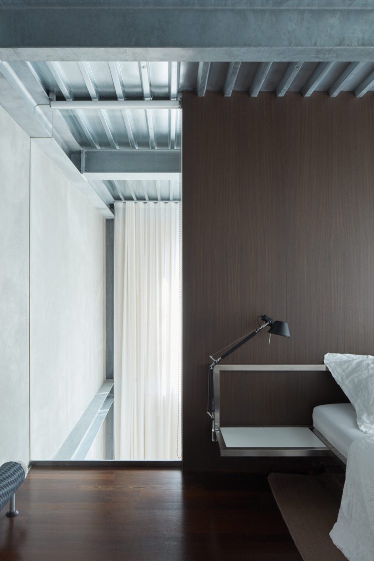 minimalistisk inredning betong trä sovrum sängbord