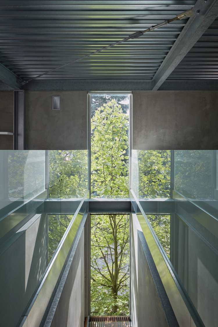minimalistisk inredning betongglas stål takfönster hall