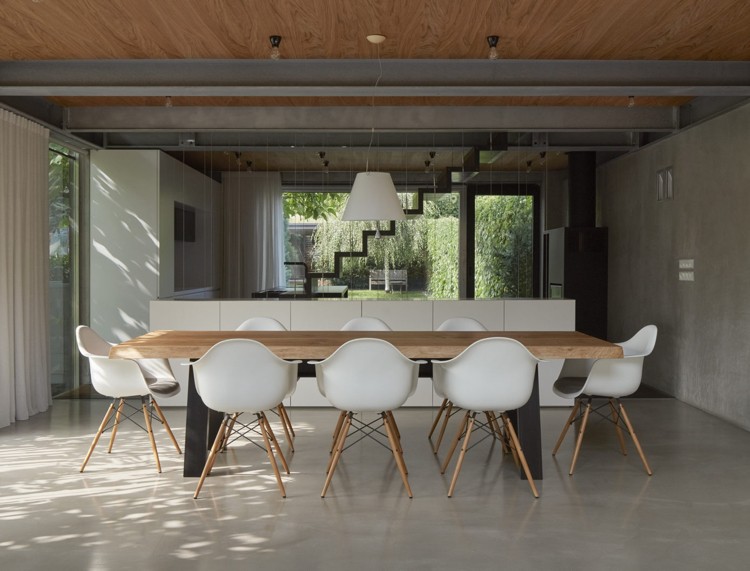 minimalistisk inredning betong trä matbord stolar betonggolv