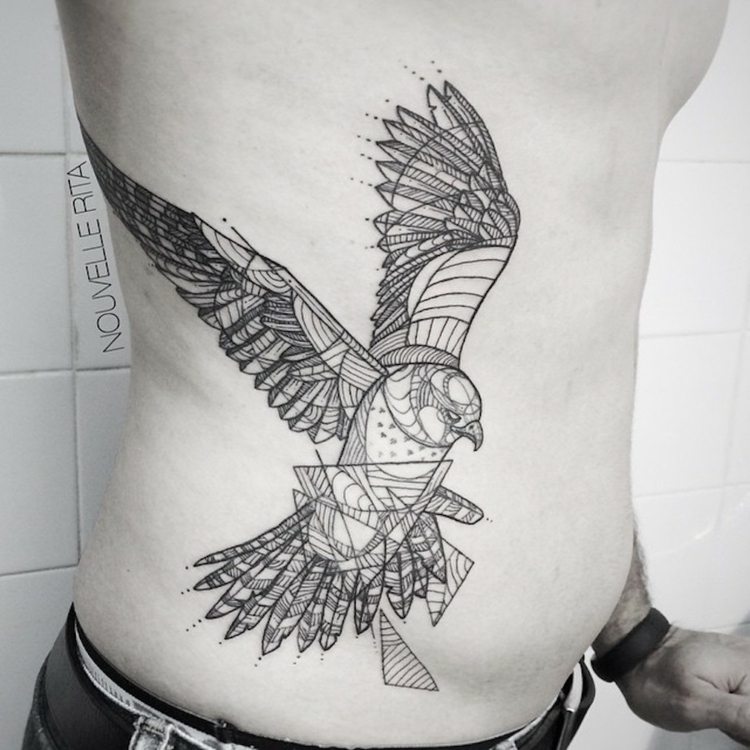 djur-tatueringar-geometriska-falk-fågel-jakt-flugor-överkropp