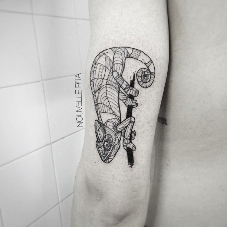 djur-tatueringar-geometriska-chamaeleon-reptil-gren-rita-kroppskonst