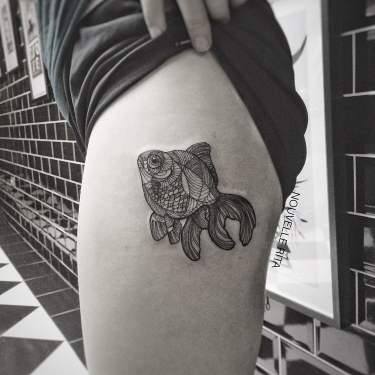 djur-tatueringar-geometriska-guldfisk-husdjur-vatten-tema-lår-design