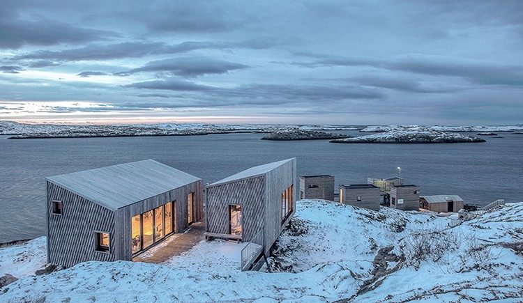 minimalistiska hyddor på styltor på en bergssluttning norsk resort