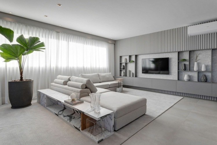 Vägg och kök i mattgrått, kombinerat med en modern, vit soffa