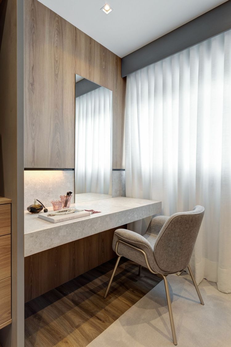 Modernt toalettbord med konsol av sten med en varm atmosfär tack vare mycket trä