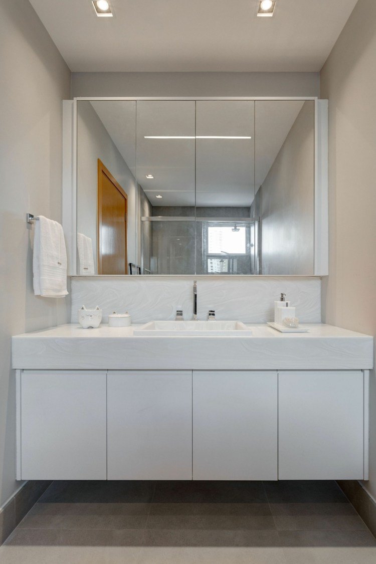 Inbyggt handfat med handfat och stor spegel i badrummet