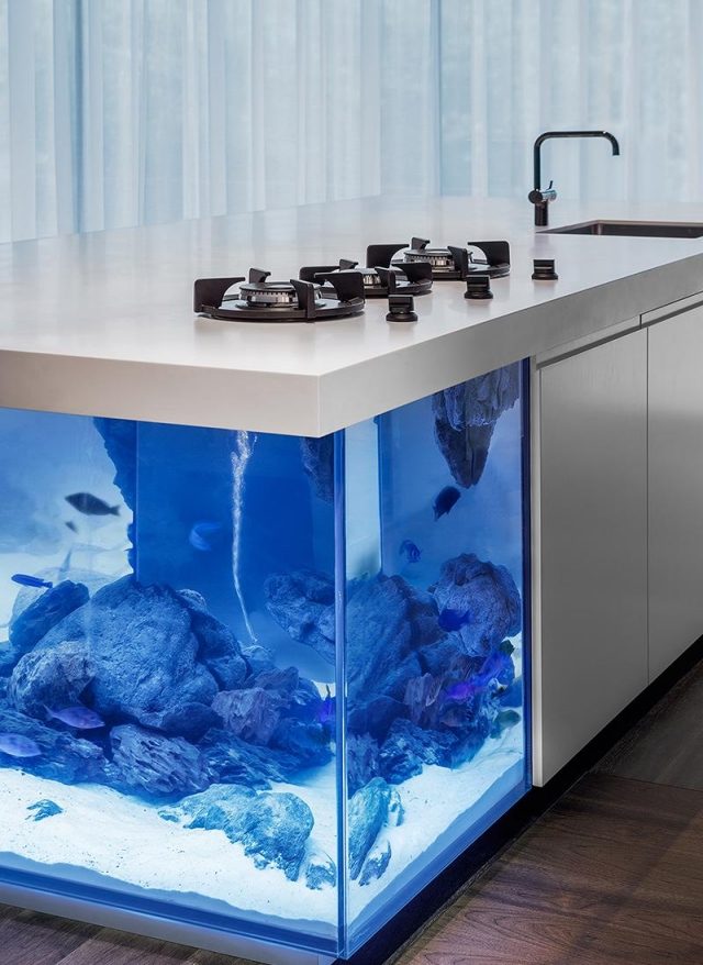 design-kök-vita-fronter-inbyggda-enheter-akvarium-med-fisk