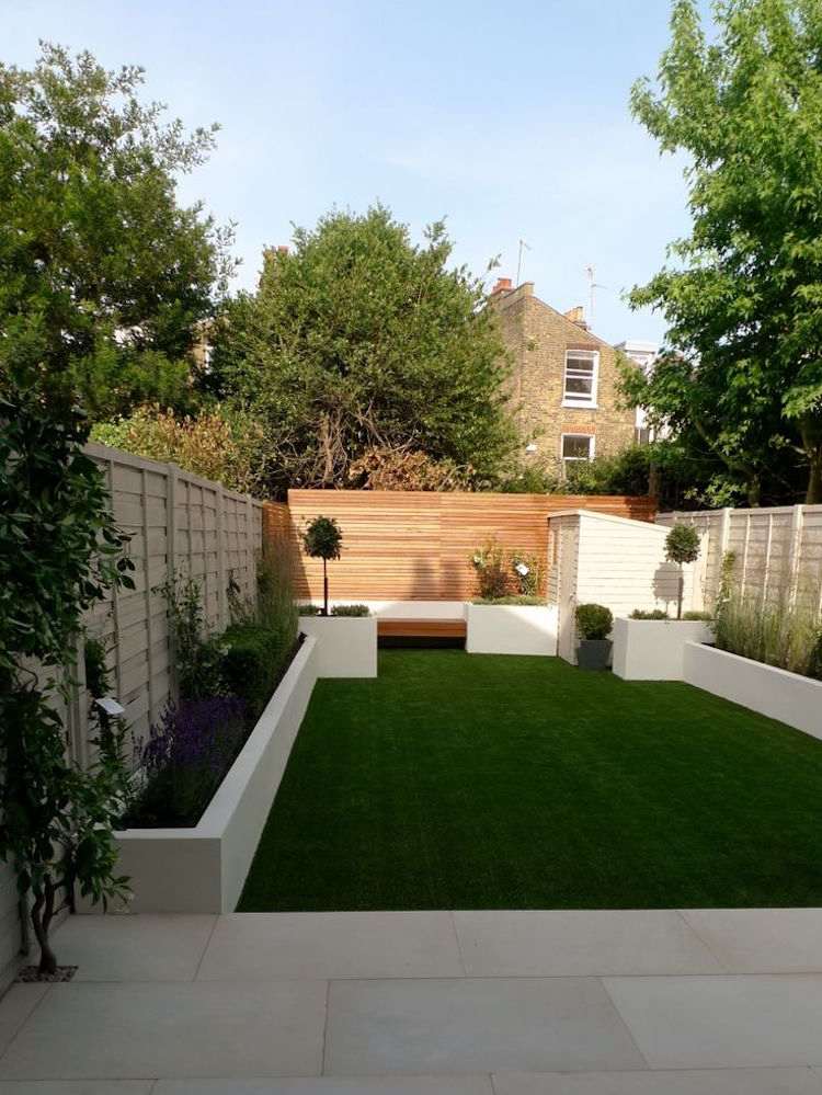 minimalistisk-trädgård-liten-gräsmatta-sittplatser-sekretess-skärm-trä