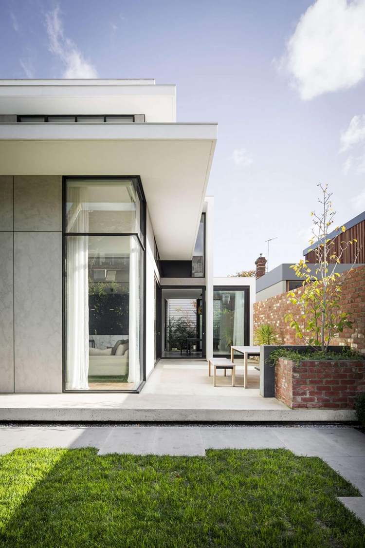 minimalistisk-trädgård-betong-kakel-gräsmatta-radhus-sekretess-skydd-klinker-vägg