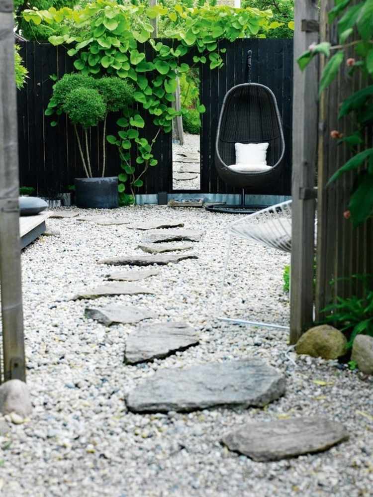 minimalistisk-trädgård-trädgård-stig-stenar-grus-gungande-fåtölj-utomhus