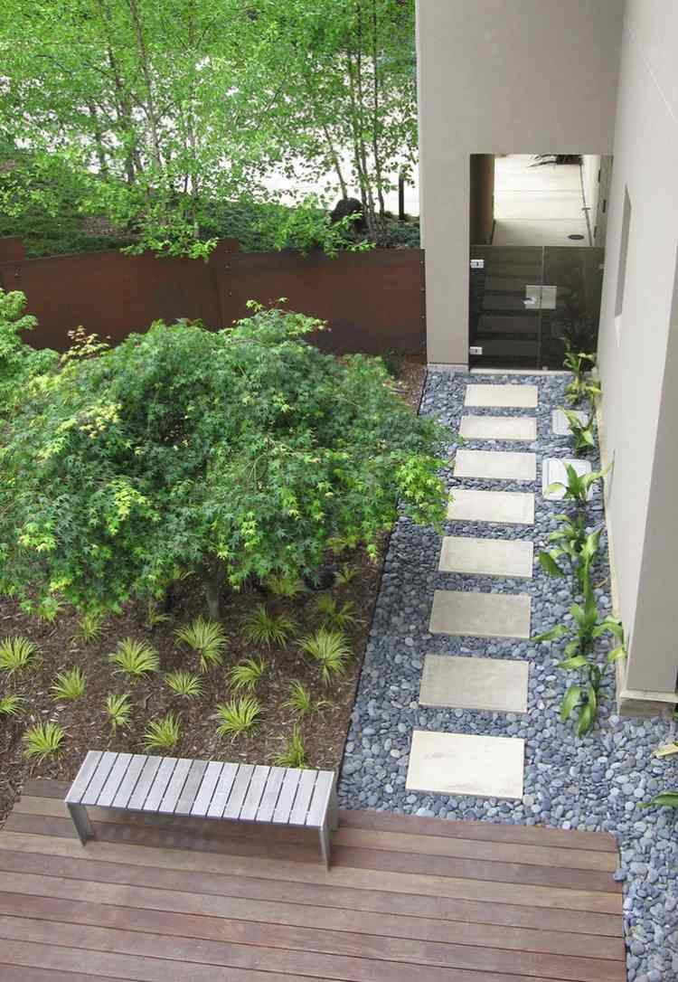 minimalistisk-trädgård-mix-material-grus-trä-golv-betongplattor