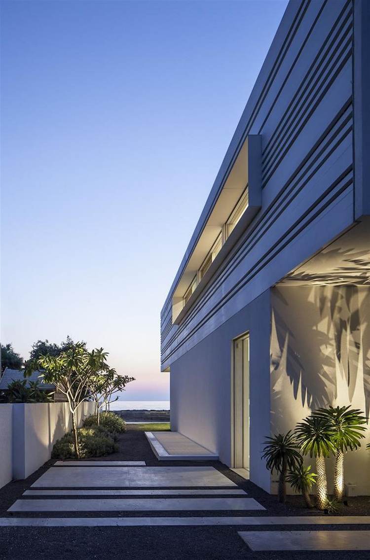 minimalistisk-trädgård-grus-trädgård-belysning-träd-palm-strand-hus