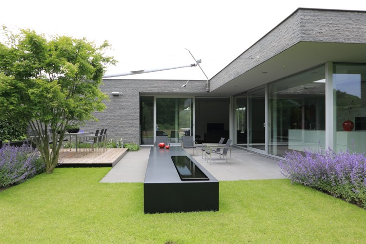 minimalistisk-trädgård-terrass-gräsmatta-lavendel-träd-skugga