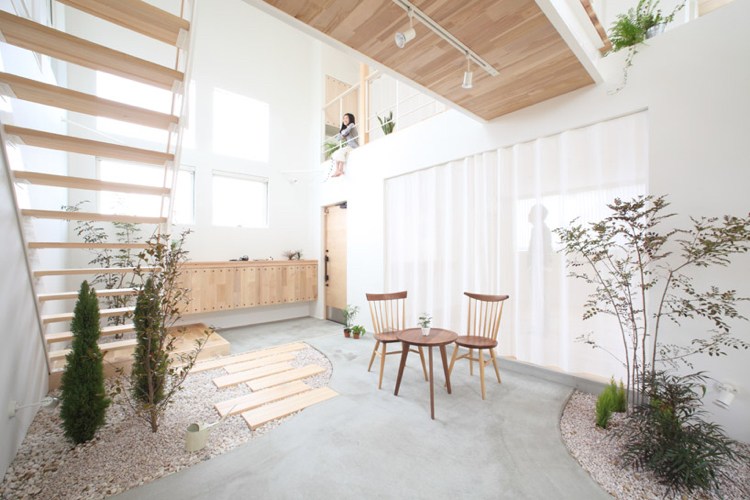 minimalistisk-trädgård-inomhus-trädgård-betong-grus-vita-växter