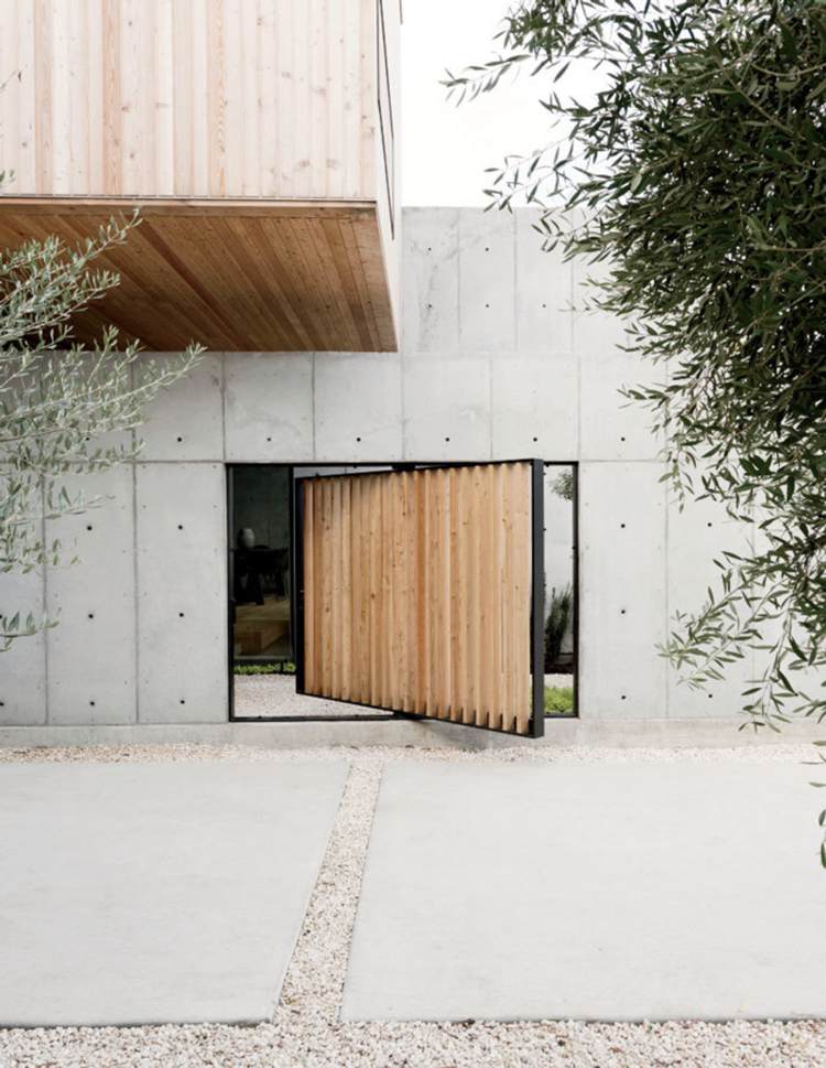minimalistisk-trädgård-betong-olivträd-grus-vitt-trä