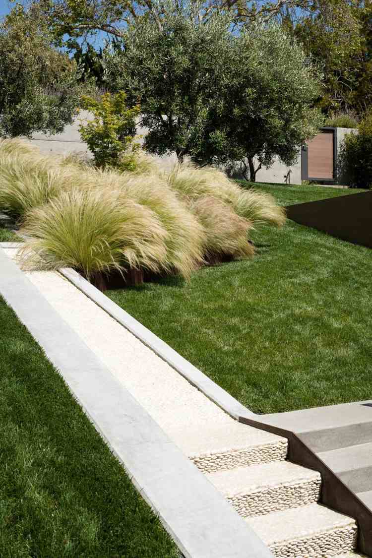Minimalistisk trädgård-fjädergräs-gräsmatta-trappor-terrasserad upphöjd säng