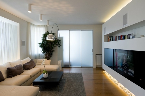 minimalistisk lägenhet inredning eldstad
