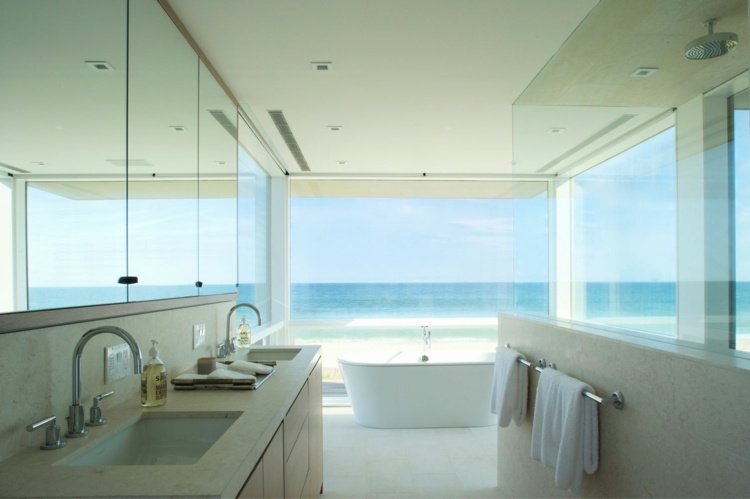 minimalistisk badrumsdesign vit badkar fönster fram vanliga stenplattor