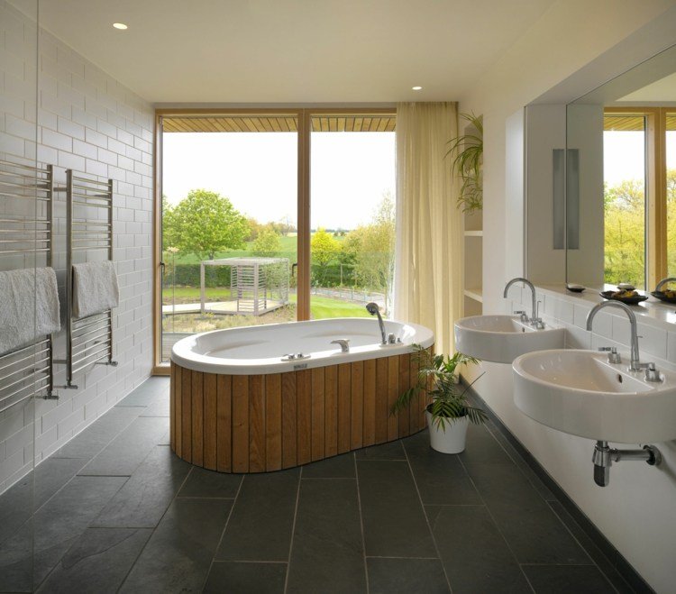 minimalistisk badrumsdesign fristående badkar träpanel grå golv