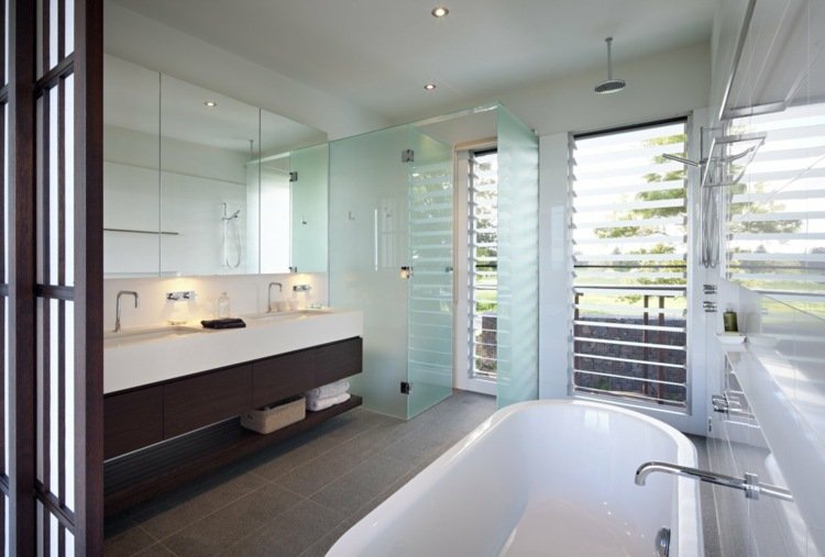 minimalistisk badrumsdesign våt cell mörkbrun tvättkonsol badkar