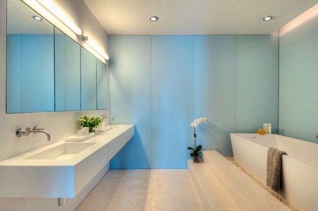 modern badrumsdesign minimalistisk vit badkarbelysning