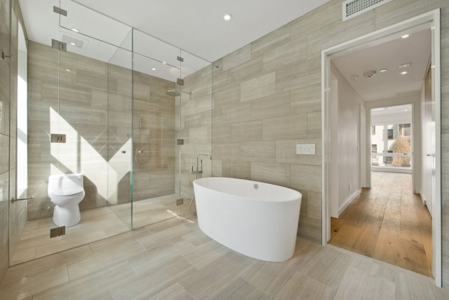 minimalistisk badrumsdesign glas duschkabin kakel trä look