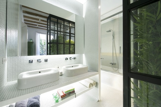 minimalistisk badrumsdesign väggspegel bakgrundsbelyst fåfänga hylla