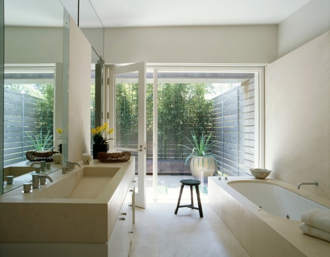 minimalistisk badrumsdesign dörr trädgård sandsten